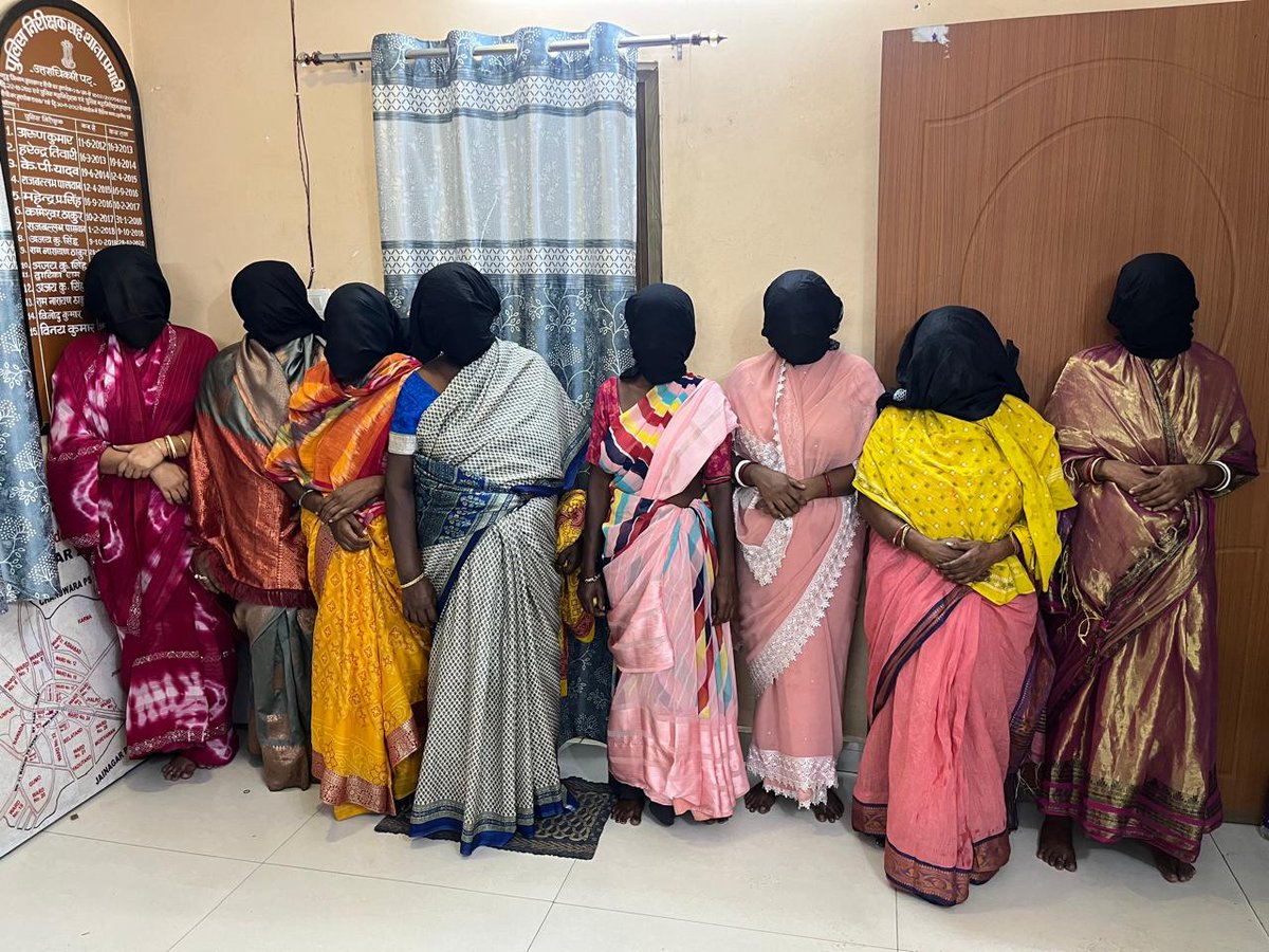 spkoderma1's tweet image. छठ महापर्व के दौरान सक्रिय कोडरमा पुलिस - चैन स्नैचिंग में संलिप्त आठ महिलाएँ गिरफ्तार @JharkhandPolice @DigHazaribagh