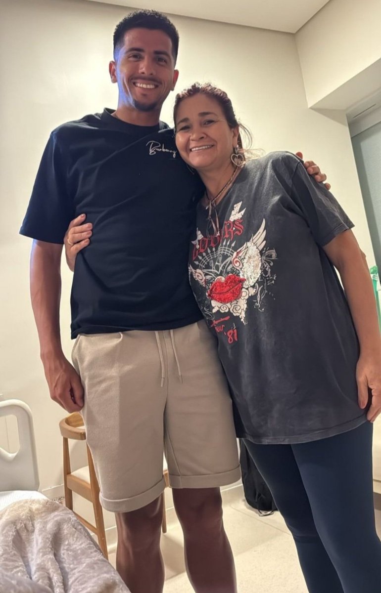 Derlis González está siendo operado en estos momentos en el Hospital Sirio Libanés 🇧🇷

Lo fueron a visitar Gustavo Gómez y Mateo Gamarra 👏🇵🇾