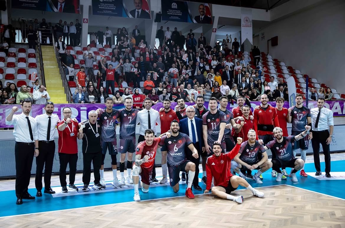 Ziraat Bankkart, Gebze deplasmanından galip ayrılıyor. 

MS: 1-3
Setler: 28-26 | 15-25 | 17-25 | 19-25

En Skorer Oyuncular
🇲🇩Dmitrii Bahov - 14 sayı
🇳🇱Nimir Abdel-Aziz - 19 sayı