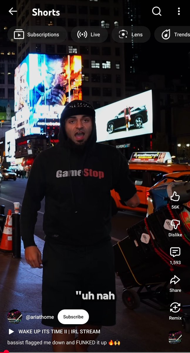 The funky bass guitar player rocking the @GameStop hoodie on ARIaHOME YouTube channel in NYC
youtube.com/shorts/NftrSlm…