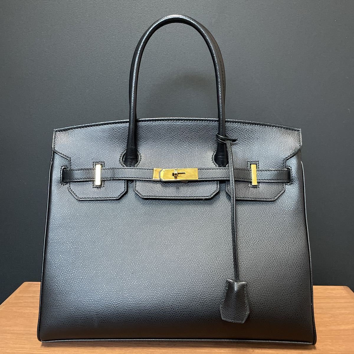 こちら答えは、 michel adolphe(ミッシェルアドルフ)のバッグです