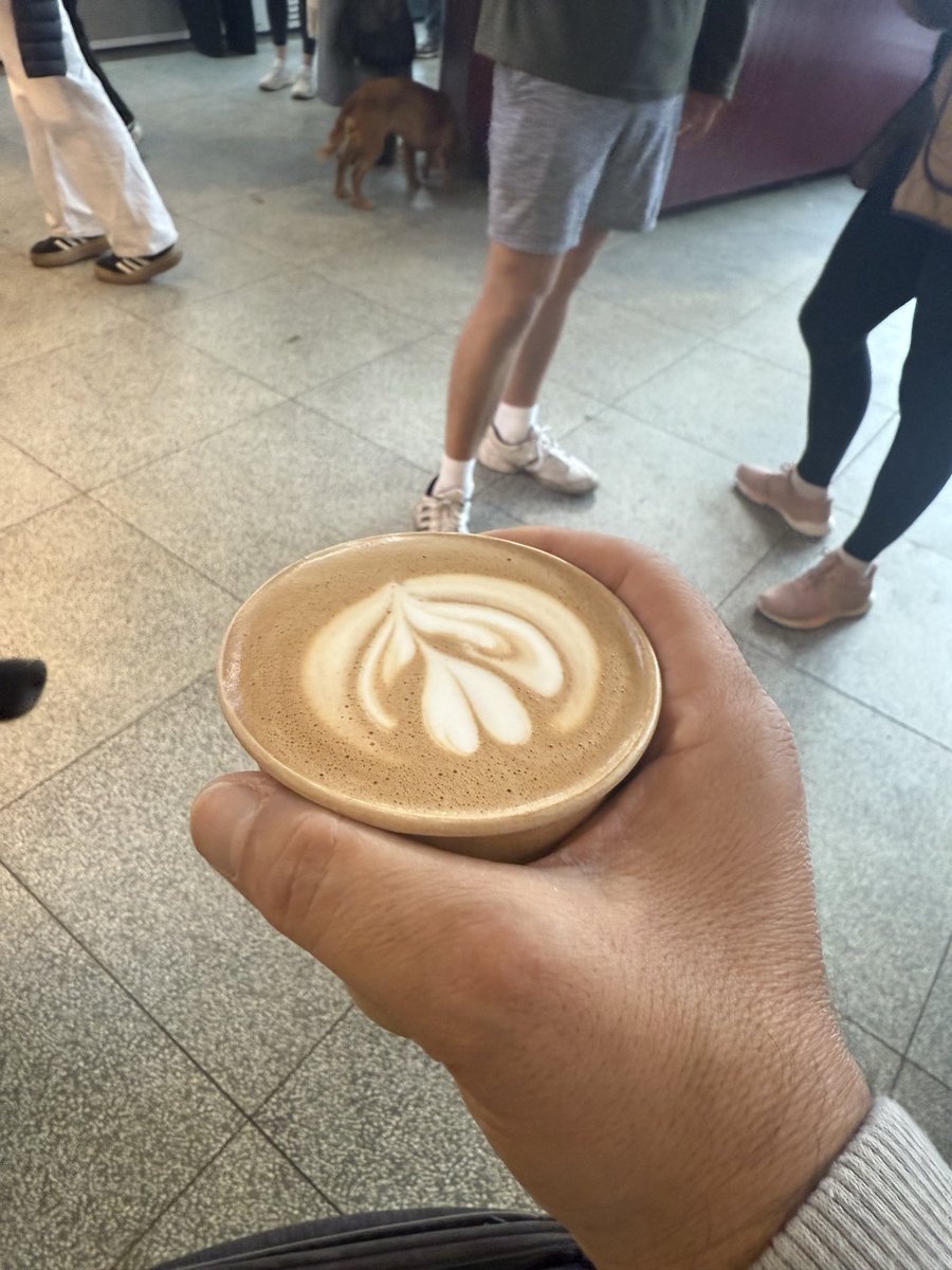 الآن يأتي المساء 
وتأتي القهوة معه
لا شيء يُواسي الأرواح كفنجانٍ صادق
يهمس بأن الهدوء شكل آخر من أشكال السعادة.