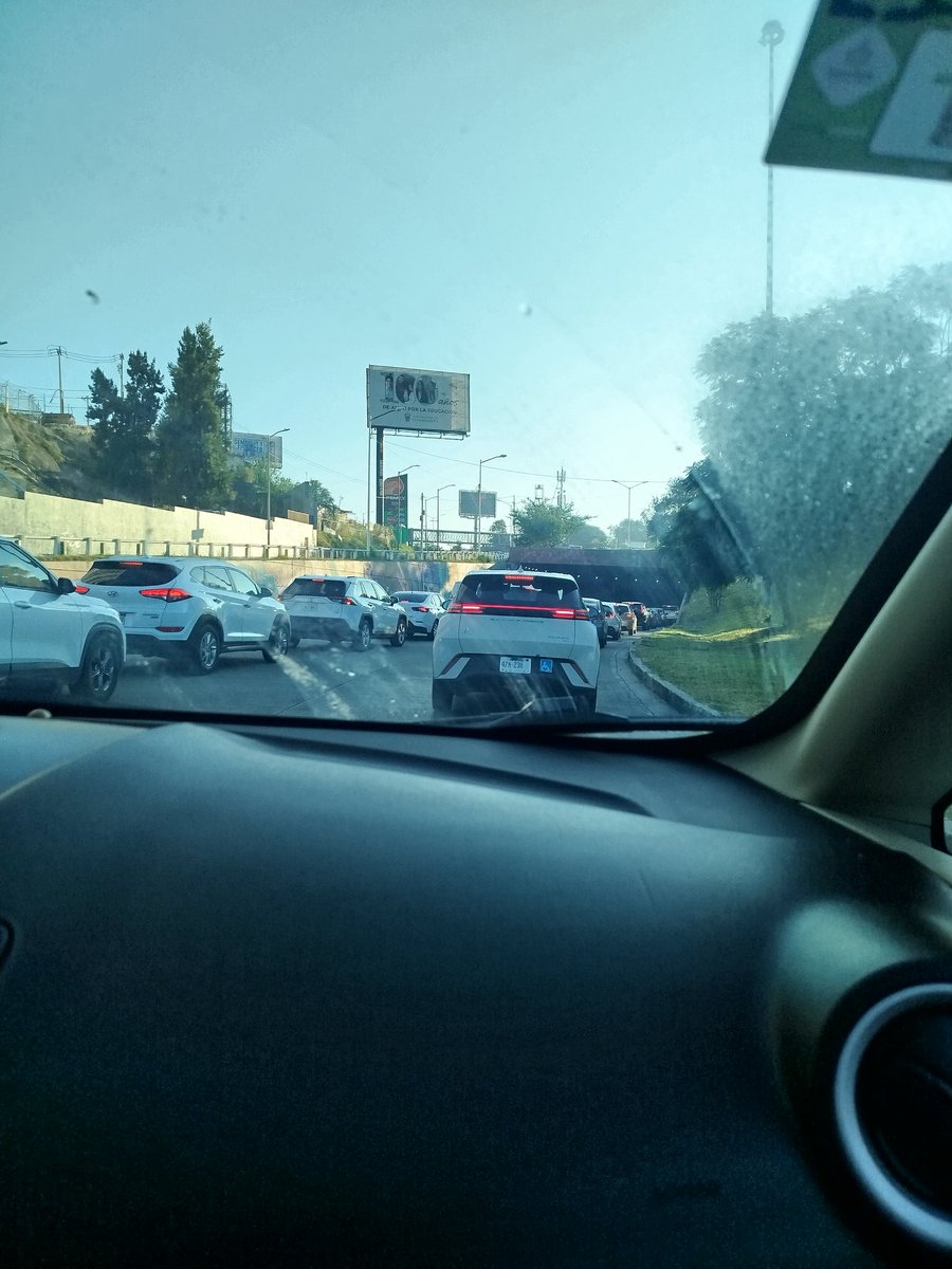odecantodelmar's tweet photo. Tráfico intenso en el paso a desnivel de acueducto y periférico hacia patria @Trafico_ZMG tomen sus precauciones 🚩🚩 https://t.co/2Y2svdsyDn