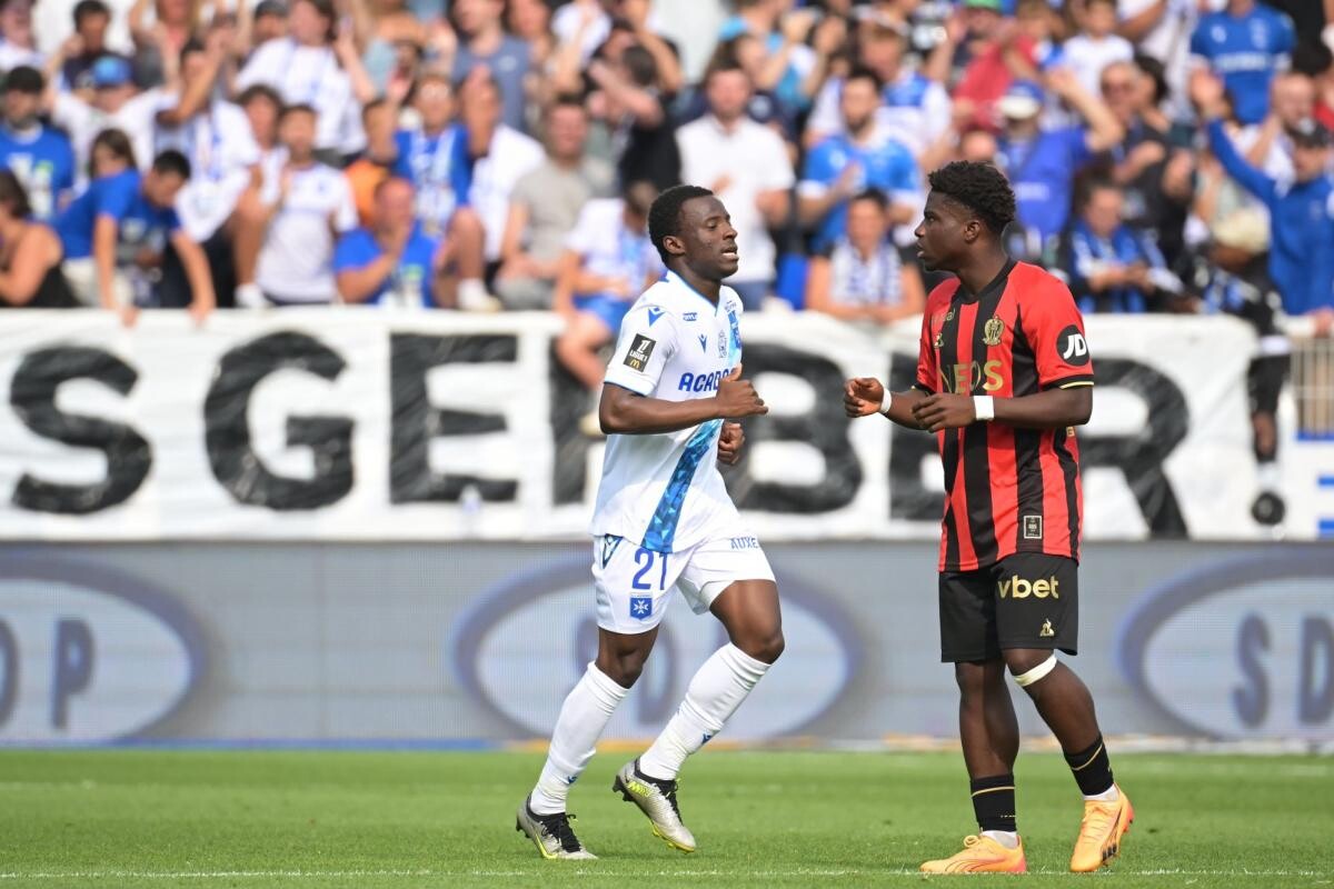 lequipe's tweet image. La direction de l&apos;arbitrage de la FFF, qui a communiqué ses analyses ce mardi sur les décisions litigieuses de la 9e journée de Ligue 1, n&apos;a relevé qu&apos;une erreur : un penalty non sifflé pour Auxerre contre Le Havre (0-1).

➡️ l.lequipe.fr/r85