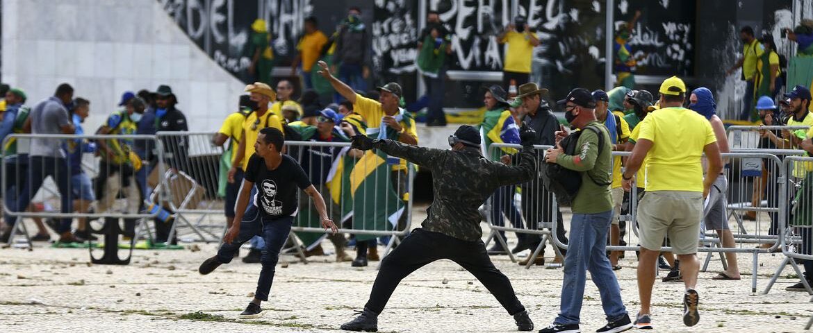 pedrorousseff's tweet photo. 🚨CONFESSOU: BOLSONARO NA PAPUDA! 

Jair Bolsonaro CONFESSOU que tentou DAR UM GOLPE DE ESTADO no Brasil mas depois DESISTIU. 

- Não tem pra ONDE CORRER = O destino de Bolsonaro é ATRÁS DAS GRADES! 

NÃO HÁ ESPAÇO PRA GOLPISTA EM UMA DEMOCRACIA. 🚔🔥 https://t.co/uTcHUUv7wr