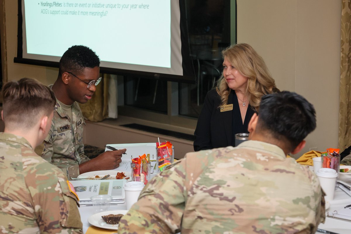 WPAOG's tweet image. Starting the day on a high note!

This morning we hosted a working breakfast for the current Class Officers.☕

The aim? Providing support to the Cadet Class Officers as they build class legacy &amp;amp; unity. 🤝

#ForCountryWeCommit #EarnedNotGiven #NoCallingTooGreat #HoldTheLine