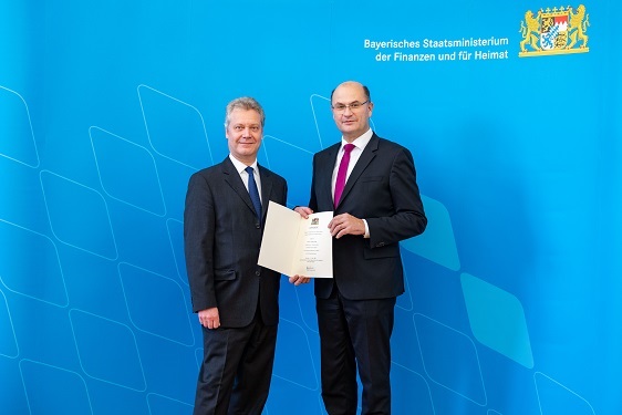 #Dr. #Thomas #Langer neu im #Vorstand der #LfA
 
Der erfahrene Jurist wird zum 1. November neues Vorstandsmitglied der LfA. Diese Woche erhielt er die Bestellungsurkunde von Bayerns Finanz- und Heimatminister Albert Füracker.
 
Dr. Thomas Langer ist seit 2023 bei der LfA. Zuvor
