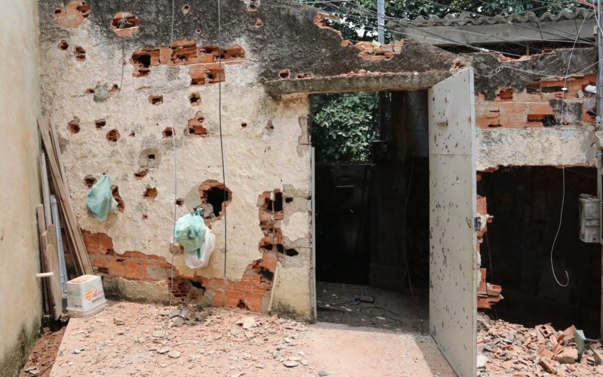Faixa de Gaza? Não: Rio de Janeiro.

Infelizmente mais um episódio triste da cidade que é símbolo da cultura e história brasileira. 

O Rio de Janeiro enfrenta uma verdadeira guerra, denunciada por especialistas em segurança pública, moradores e policiais. 

Parte desses relatos