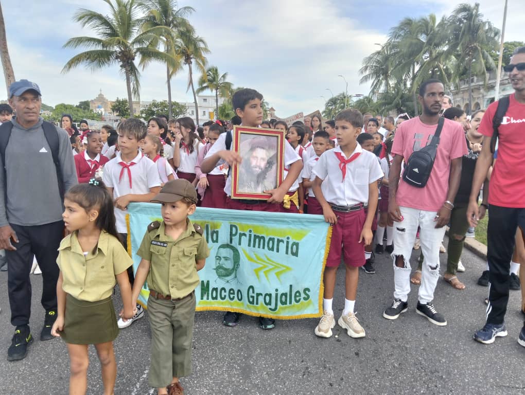 Como cada año #Cienfuegos rinde homenaje al hombre del sombrero alón....#CamiloVive en el pueblo.
#CubaViveEnSuHistoria