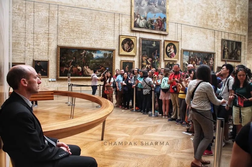 Champak_JS's tweet image. I captioned this image ‘Stuck with Lisa’ as the person guarding the #monalisa painting #louvre Paris.
#Paris #France #Monalisapainting #museum