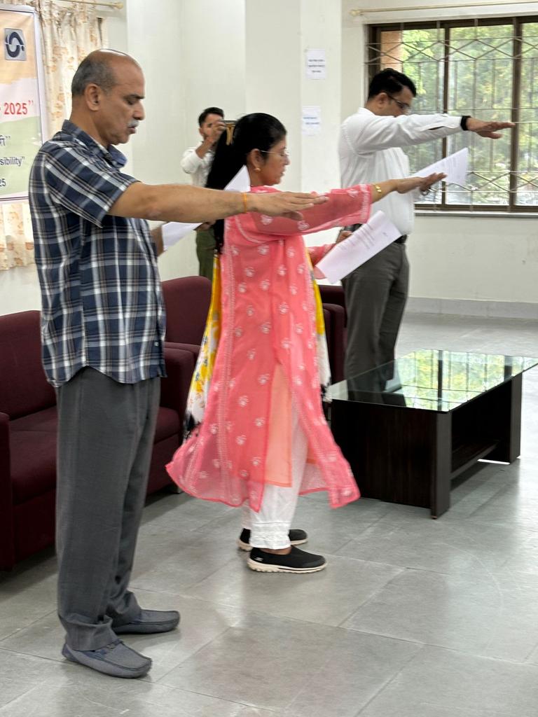 dcogujarat's tweet photo. जनगणना निदेशालय गुजरात में 27.10.2025 से 02.11.2025 तक “सतर्कता: हमारी साझा जिम्मेदारी” विषय पर सतर्कता जागरूकता सप्ताह मनाया जा रहा ह��। निदेशक महोदय ने 27 अक्टूबर को सभी अधिकारियों/कर्मचारियों को सत्यनिष्ठा की शपथ दिलाई। #VigilanceAwarenessWeek #Census2027
@sujalmayatra https://t.co/nPe5nXPQb8
