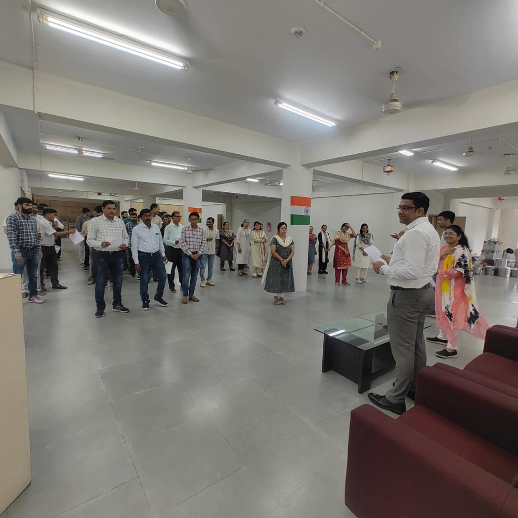 dcogujarat's tweet photo. जनगणना निदेशालय गुजरात में 27.10.2025 से 02.11.2025 तक “सतर्कता: हमारी साझा जिम्मेदारी” विषय पर सतर्कता जागरूकता सप्ताह मनाया जा रहा ह��। निदेशक महोदय ने 27 अक्टूबर को सभी अधिकारियों/कर्मचारियों को सत्यनिष्ठा की शपथ दिलाई। #VigilanceAwarenessWeek #Census2027
@sujalmayatra https://t.co/nPe5nXPQb8