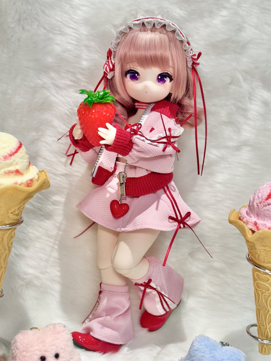 「ベビクマロゼちゃんはポップなお洋服も似合っちゃう!カニホルさんのピンクジャージを」|ERIMO🍓5/5ｺﾐﾃｨｱ144-E01a・絵師100人展13のイラスト