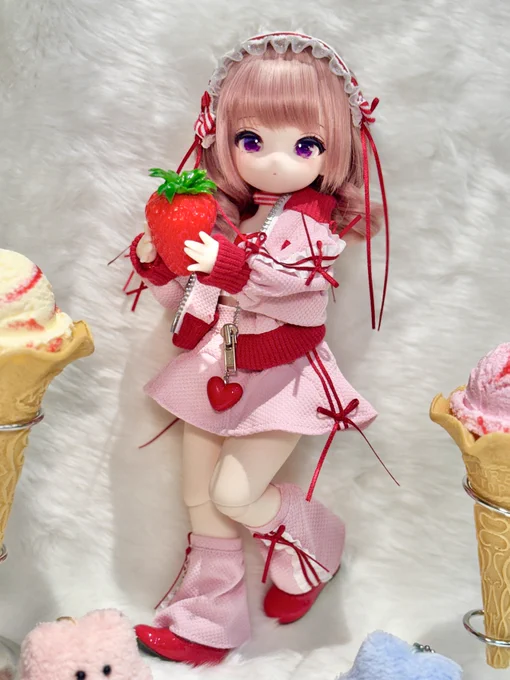 ベビクマロゼちゃんはポップなお洋服も似合っちゃう!カニホルさんのピンクジャージを着てご満悦 #babykumako
