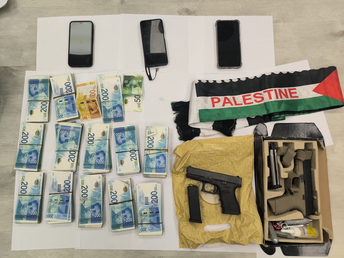 نفّذت الشرطة في مدينة #اللد بالتعاون مع وحدات خاصة حملة ميدانية واسعة في المدينة، أسفرت عن ضبط مسدس من نوع "غلوك"، وذخيرة، ومسدس "أيرسوف"، ومبلغ يقدّر بـ250 ألف شيكل، إضافة إلى علم فلسطين عُثر عليها داخل شقة في حي نفيه يرك.
وتم القبض على رجل وامرأة في الأربعينات من عمرهما، حيث