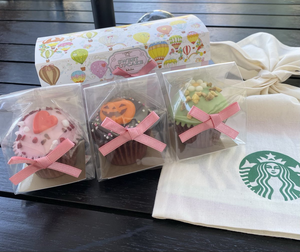 先日、仲良しちゃん達から
頂いたの🎁✨

中には手書きのメッセージも💕
久々にラブレターもらった気分💌
嬉しくて鞄に入れてずっと
持ち歩いてる🤫

🎃🧁も可愛いいからまだしばらく
食べれません🧡