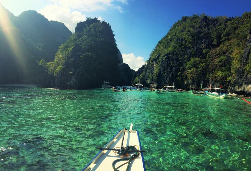 De meeste mensen in België werken ongeveer 35 à 45 jaar om vervolgens ongeveer 15 jaar op pensioen te kunnen gaan. Ze werken hard, sparen en dromen van een ‘ooit’ waarop ze eindelijk kunnen stoppen met werken.

En dat is zo jammer. 

Want in mijn ogen hoeft werk niet iets