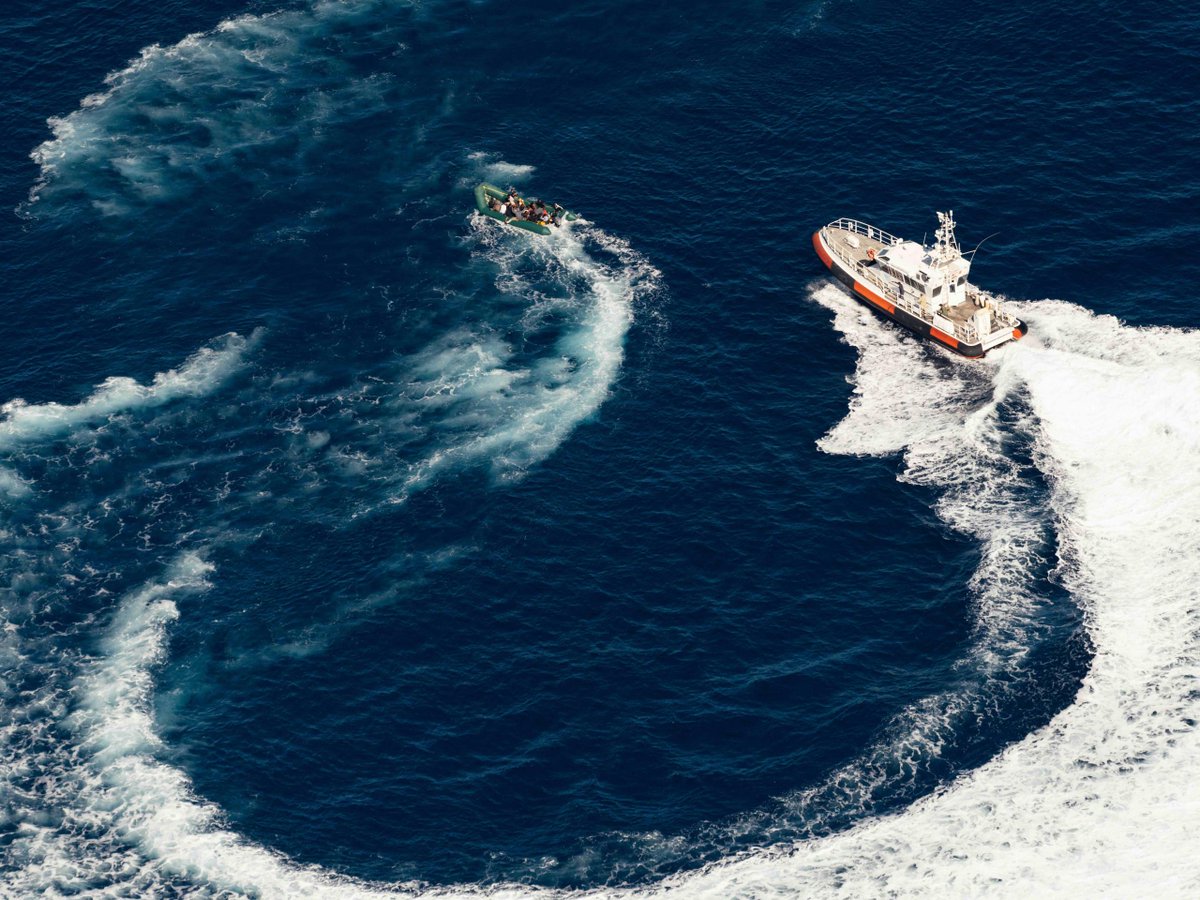 seawatchcrew's tweet image. Am vergangenen Wochenende beobachtete unsere Seabird-Crew zwei illegale Pullbacks. Menschen wurden von libyschen Milizen entführt, während @Frontex  NGOs ignorierte und die Abfangmanöver zuließ. Aber was genau ist passiert? ⬇️