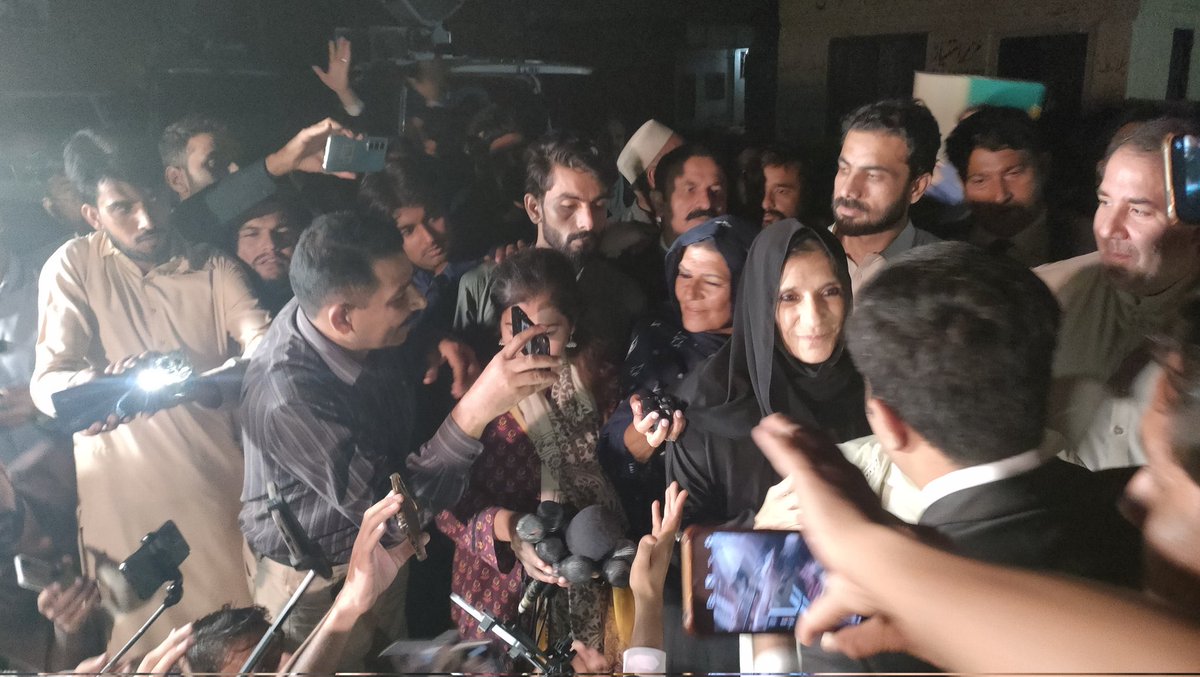 اڈیالہ جیل کے باہر علیمہ خان کے ہمراہ میڈیا کو گفتگو کرتے ہوۓ عمران خان کے بہن ڈاکٹر عظمئ نے عمران خان کے پیغامات میڈیا کو پہنچاتے ہوۓ
<a href="/Aleema_KhanPK/">Aleema Khanum</a> 
<a href="/TeamiPians/">Team Insafians 𝗣𝗼𝘄𝗲𝗿</a>