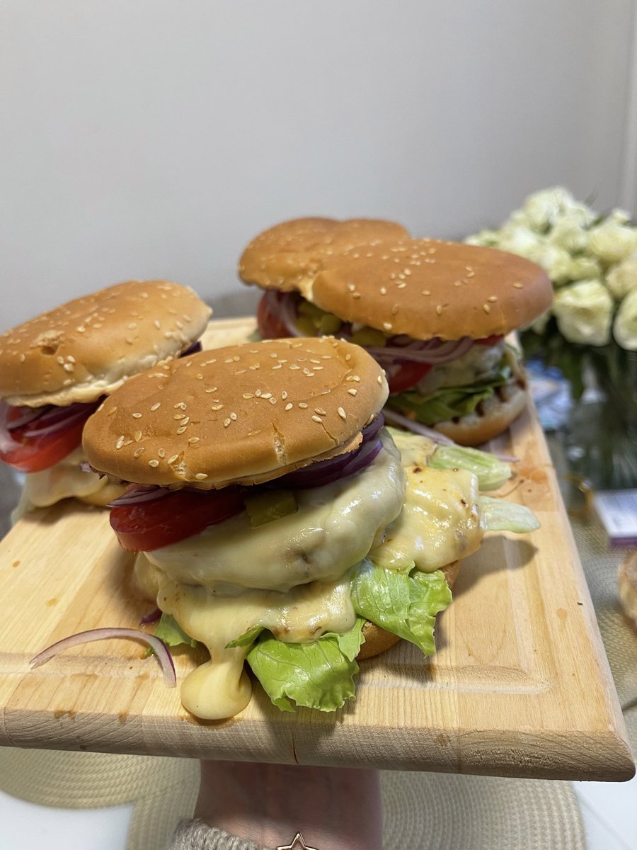 примерно раз в пять лет появляется желание приготовить бургеры 
сегодня как раз настало время 
и вообще то они вкусные 
но уебищные немного