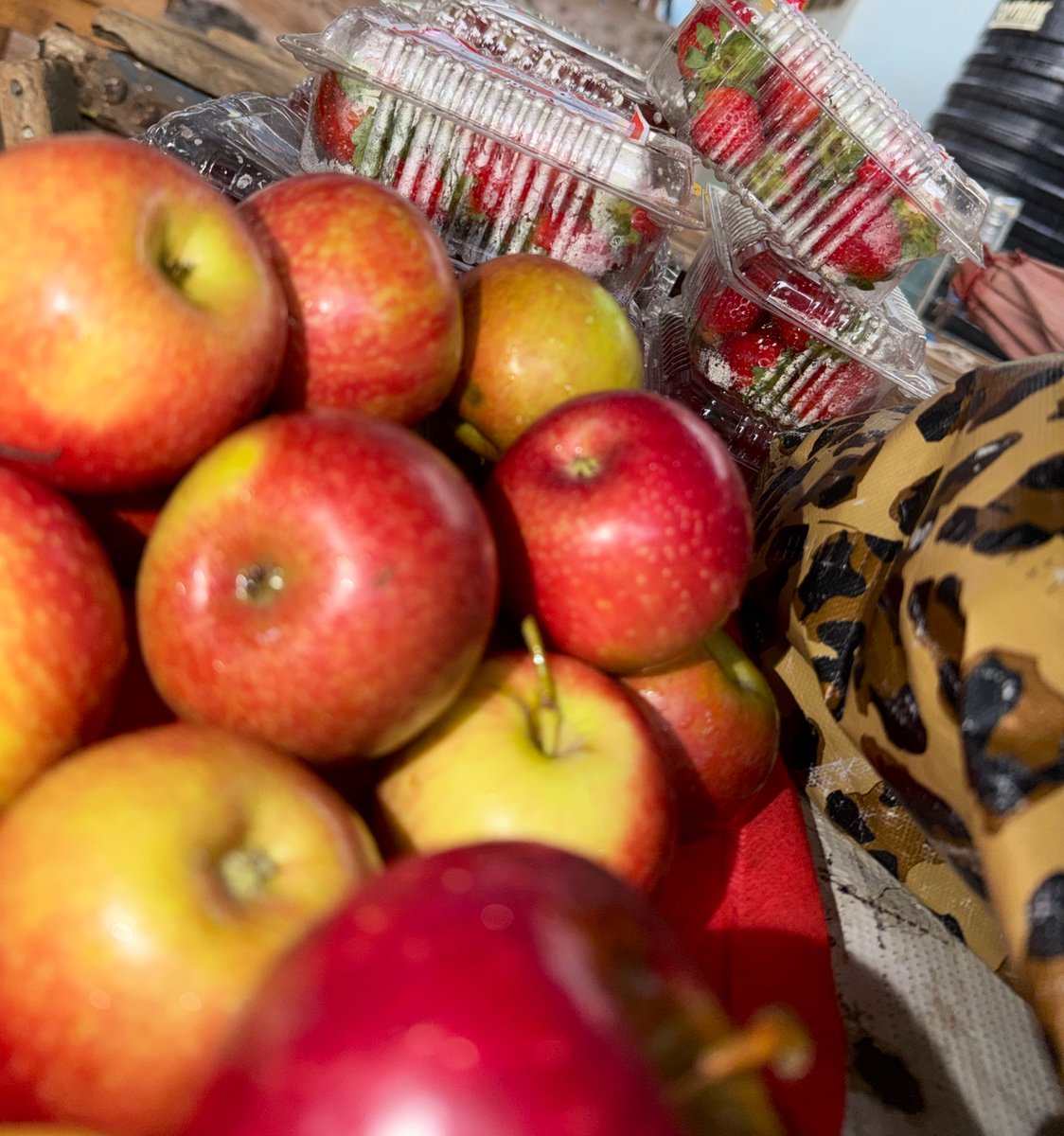 Kama unataka package kama hii dm 👌

Apples @ 30
Strawberry @ 150 
Grapes @ 350