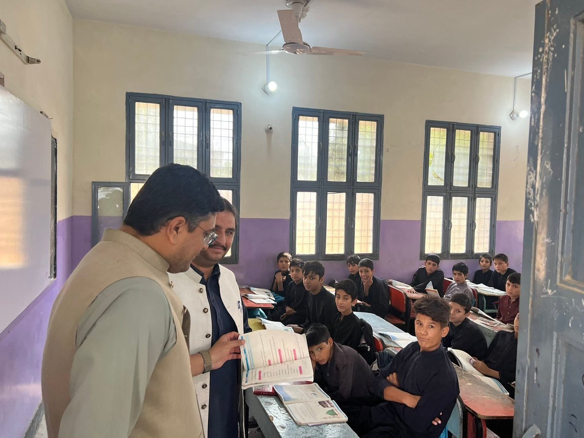 "حکومت خیبر پختونخواہ گڈ گورننس روڈ میپ" ڈپٹی کمشنر خیبر کیپٹن (ر) بلال شاہد راو کاجمرود اورلنڈیکوتل میں سکولوں کادورہ، مراکز میں تعلیمی سرگرمیاں،انرولمنٹ،حاضری ریکارڈ، عمارت،بنیادی سہولیات اورمسائل کا جائزہ لیا۔حکام کوضروری ہدایات جاری کردی گئی ہے۔
#disttadminkhyber #KPInfo