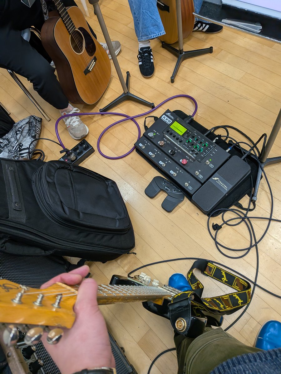 先日はKMSの発表会リハーサル♪
子供から大人まで沢山の生徒さんがいらっしゃってとても温かい気持ちになります♪自分はここの教室では月に一回出張レッスンを行なっているのですが、ゆったりと楽しいレッスンを心がけています♪