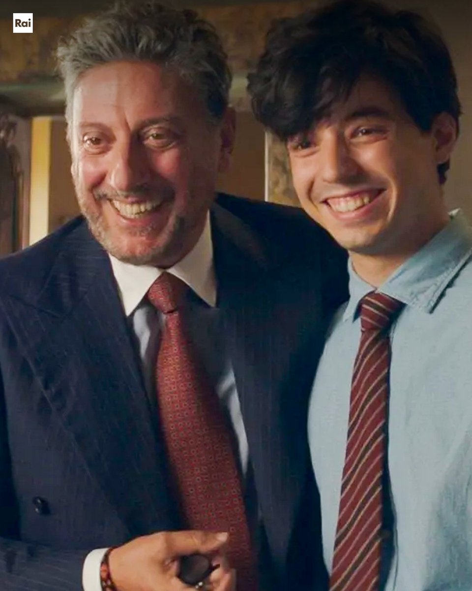 Alle 21:20 “Il tuttofare” di Valerio Attanasio con Sergio Castellitto, Guglielmo Poggi, Elena Sofia Ricci | Per facilitarsi la carriera, il giovane Antonio Bonocore accetta di sposare l'amante argentina del suo mentore, il principe del foro Salvatore "Toti" Bellastella...