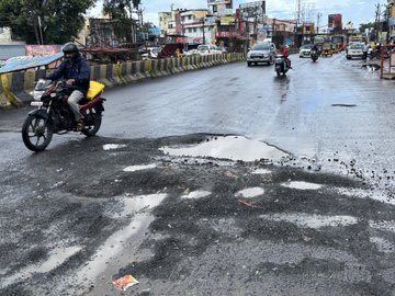 Muru17787's tweet image. Let’s keep spreading images and videos of rain affected roads and places of Chennai/TN
and copy national medias 

This DMK govt should be named and shamed all over India

@saravofcl 
@SiluvaM_ 
@madraspaiyan_ 

 #SingaraPotholeCHENNAI