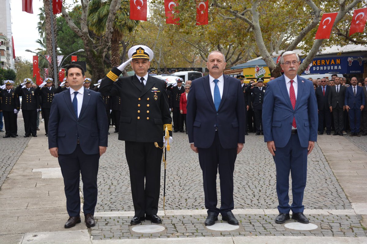 Kaymakamımız Hasan Göç, 29 Ekim Cumhuriyet Bayramı Kutlama Programı kapsamında Atatürk Anıtına Çelenk Sunma Törenine katıldı.