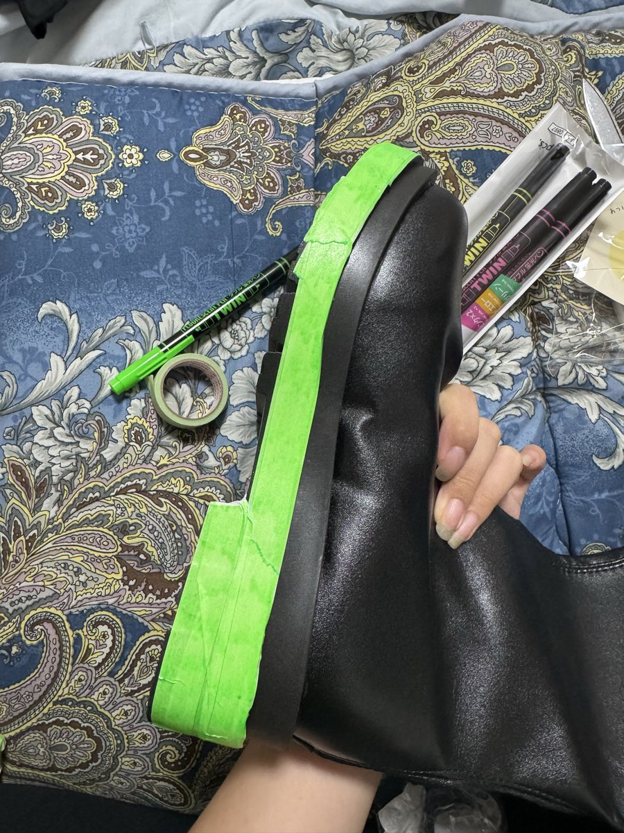 リリアの靴にしようとしてるんだけど、緑のテープが見つからなくて、水彩ペンで塗るしかなかった。