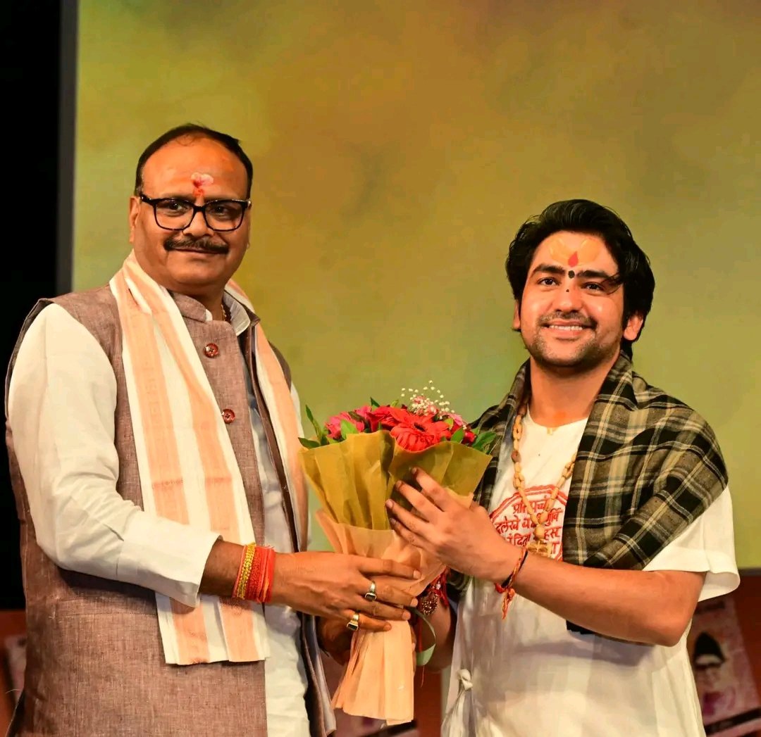 आज बाबा विश्वनाथ की पावन धरा वाराणसी में धर्म, भक्ति एवं भारतीय संस्कृति के अद्भुत प्रचारक श्री बागेश्वर धाम के पीठाधीश्वर श्री धीरेंद्र कृष्ण शास्त्री जी से स्नेहिल भेंट करते हुए यशस्वी उपमुख्यमंत्री मा० श्री ब्रजेश पाठक जी।
<a href="/brajeshpathakup/">Brajesh Pathak</a>
#Brajeshpathak #28Oct2025