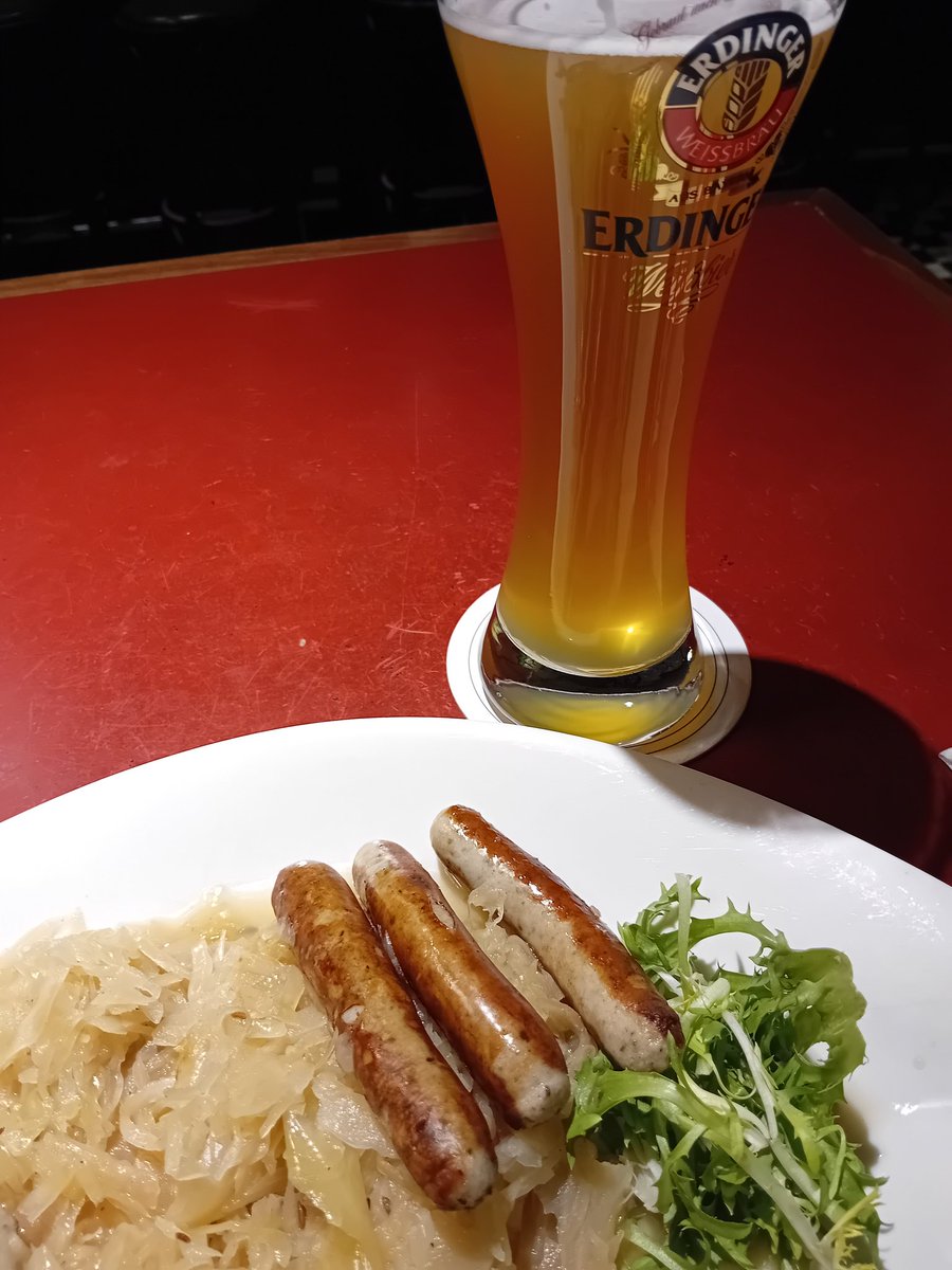 MillJah's tweet image. Minä en terveyssyistä,  enkä kyllä muistakaan syistä, paljon lihaa syö. 
Mutta kun Munchenissä ollaan, tämä on setti. ❤️