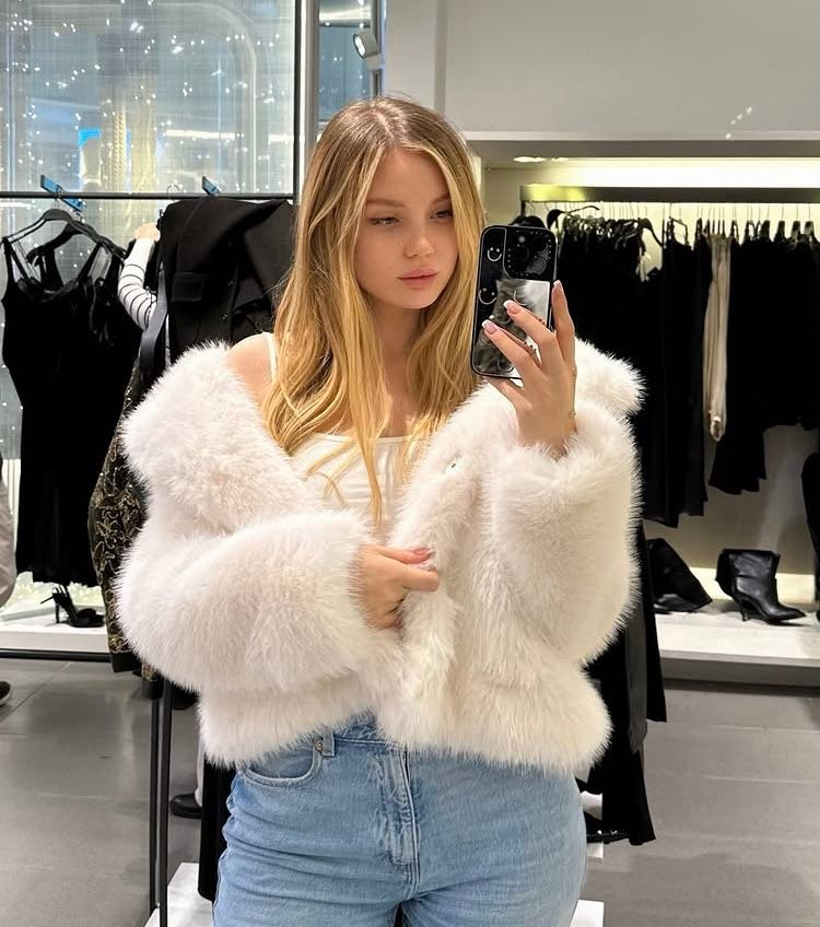 059Bella's tweet photo. Winter is coming, I want to buy you a scarf🤣 https://t.co/ibnZwaP9u9