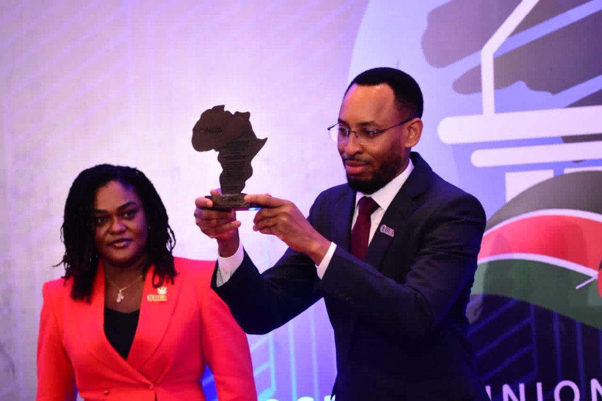 HildaNewton21's tweet photo. Leo Jijini Nairobi, Kenya, @dua_africa imemtunukia Mwenyekiti Tundu Lissu tuzo ya Demokrasia Afrika ya Nana-Akufo kutokana na mchango wake madhubuti wa kupigania demokrasia Tanzania na Afrika licha ya kukabiliwa na mazingira magumu na hatari. 

Tuzo hiyo imetolewa na Rais Mstaafu wa Ghana Mh Nana Akufo Addo na kupokelewa na Katibu wa Mambo ya nje ya chama na Makamu Mwenyekiti wa DUA Kanda ya Afrika Mashariki @DeoMunishi ambaye pia ametoa ujumbe maalumu wa Mwenyekiti Lissu kwenye mkutano huo.