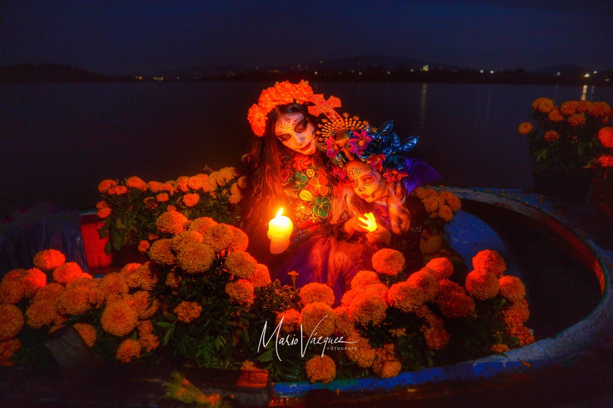 Dos catrinas navegan a bordo de una canoa adornada con flores de Cempasúchil e iluminan su camino con la luz de velas, en la Presa Ignacio Ramírez, durante la víspera del día de muertos.

Sesión fotográfica realizada el pasado 18 de octubre 2025, en el embarcadero de la comunidad