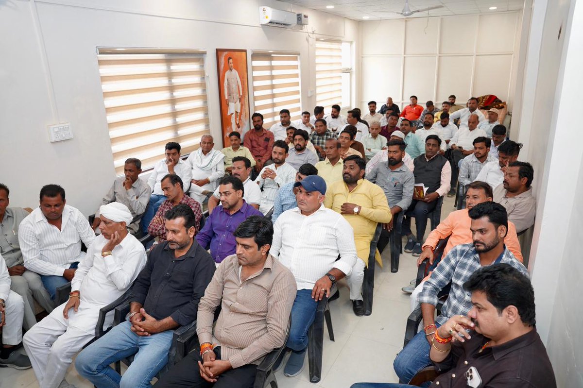 अखण्ड भारत के महान शिल्पी एवं भारत रत्न से अलंकृत लौह पुरुष सरदार वल्लभभाई पटेल जी की 150वीं जयंती के उपलक्ष्य में जनपद में आयोजित होने वाली "Run For Unity" (एकता यात्रा) एवं विविध कार्यक्रमों की तैयारियों को लेकर आज निज आवास पर कार्यकर्ता बंधुओं के साथ आयोजित बैठक में सहभागिता