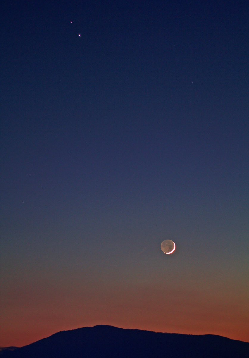 astropics's tweet photo. Moon, Jupiter and Saturn https://t.co/9xbWYtpVpP