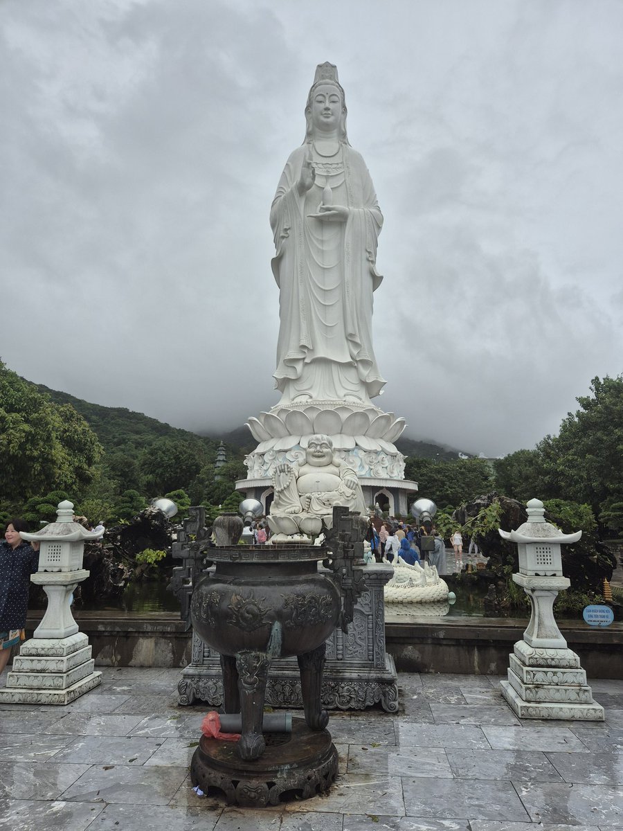 MarcelaKovov4's tweet image. Pěkný den z města DaNang v jižní části Vietnamu 🇻🇳.
Socha Buddhy s názvem Lady Buddhy je nejvyšší socha ve Vietnamu a je symbolem klidu, prosperity a ochany pro obyvatele města. 
#Linh_Ung
#Danang
#Vietnam