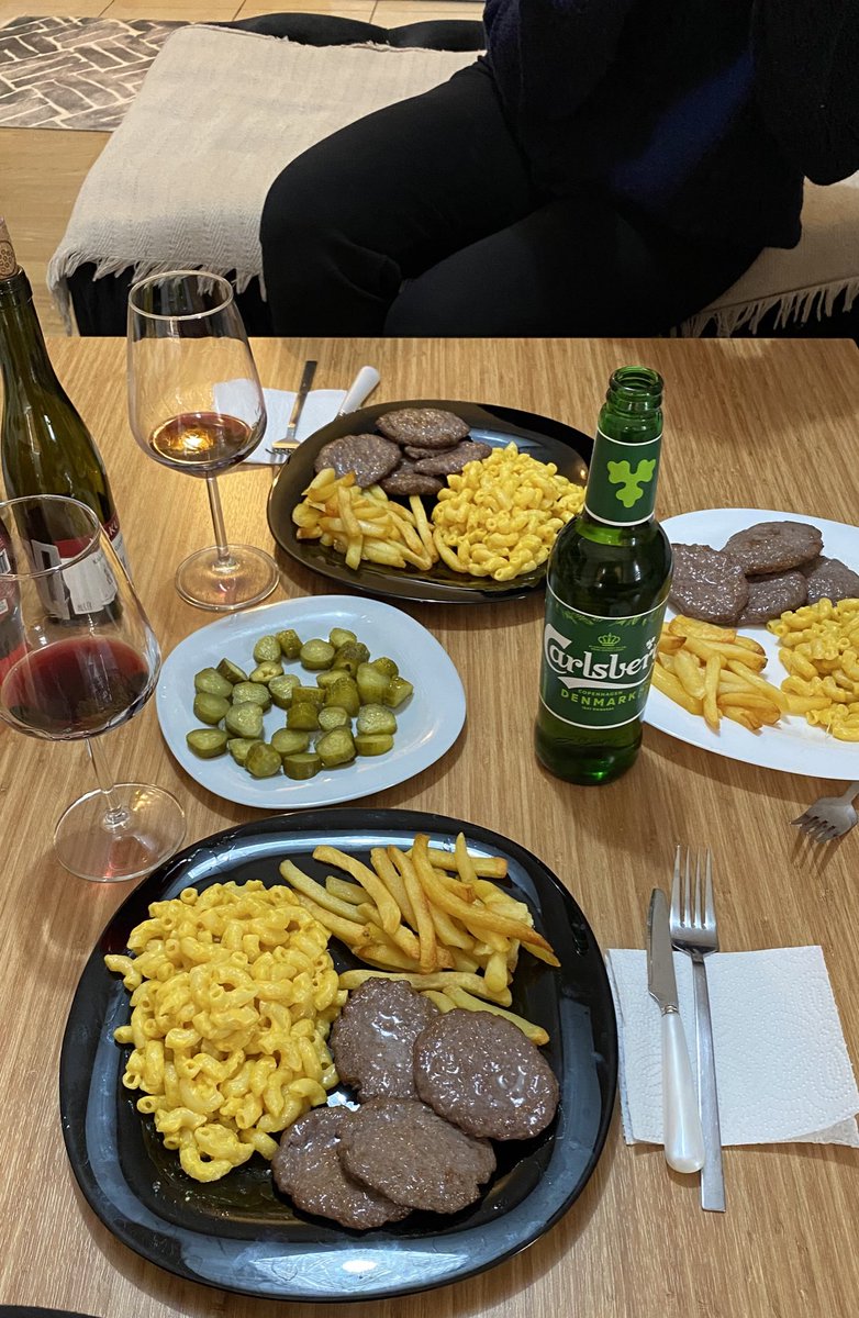 elifovic7's tweet image. ders çalıştık sonra şöyle bi sofra kurduk birazdan da fal bakıcaz.. ögrenci evi hiç bitme tmm mı