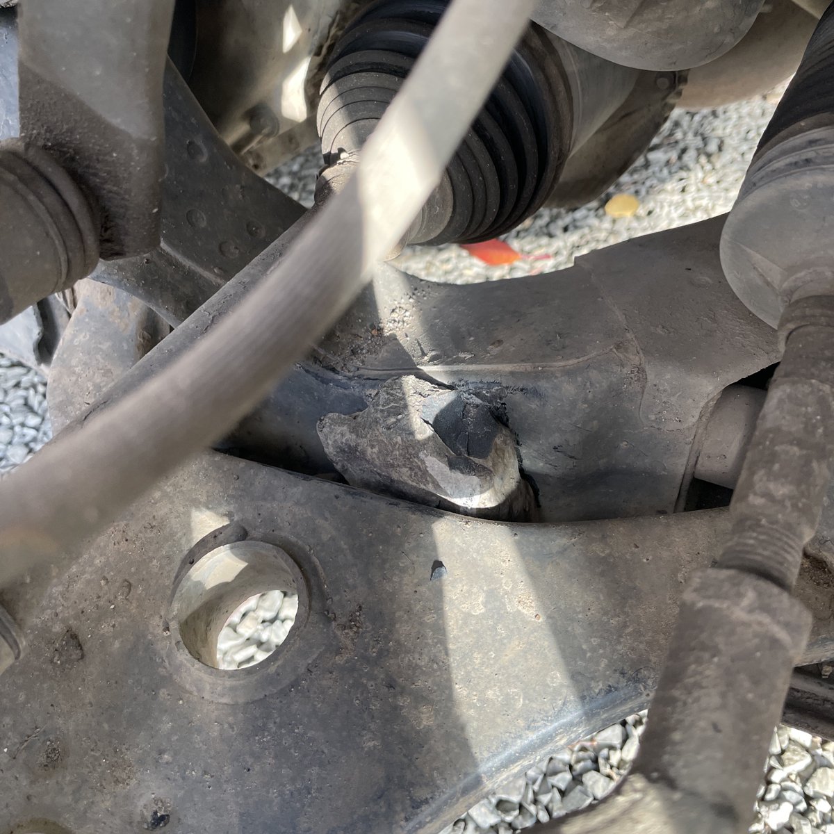 andy_shust's tweet image. Підступна каменюка, яка застрягла у підвісці і загрозливо скрипіла, idi naxyi