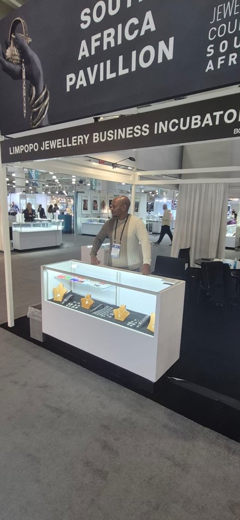 LimpsJewellery's tweet photo. We are currently exhibiting in New York, USA — taking South African craftsmanship to the global stage! 🇿🇦🌎 

We are honoured to represent South Africa internationally and open new doors for trade, partnerships, and growth in the jewellery manufacturing sector. 💫 https://t.co/AdGC7nzLEv