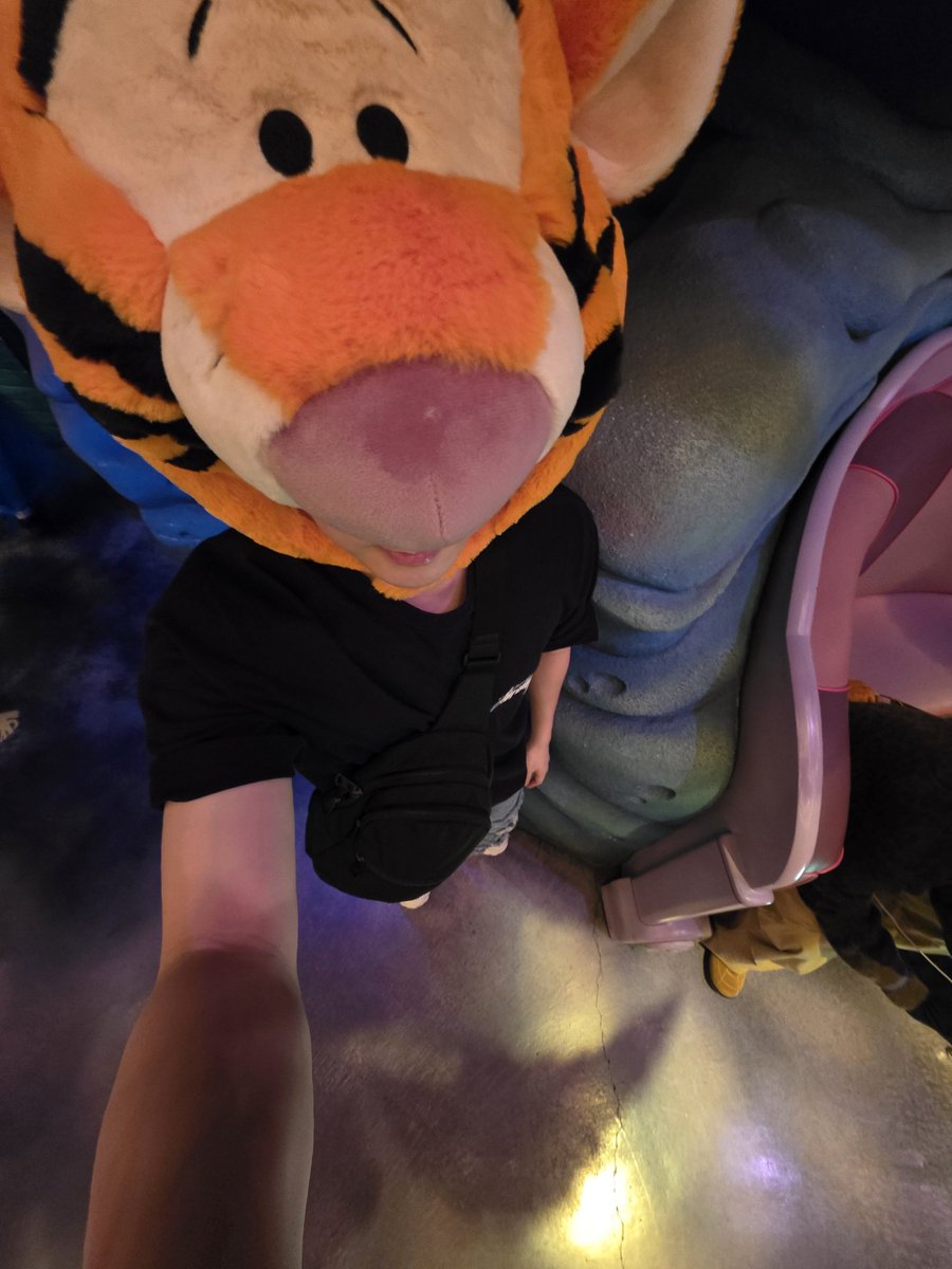 EunjunAimersFan's tweet photo. 🎮 // TWITTER // 28.10.25

[#Eunjun]

Grâce à Disneyland, je suis redevenu un enfant

#AIMERS #에이머스 #은준 #EUNJUN

<><><><>
©️ @AIMERS_AMRS
🇫🇷 ➡️ #🎲 https://t.co/THT19FME7r