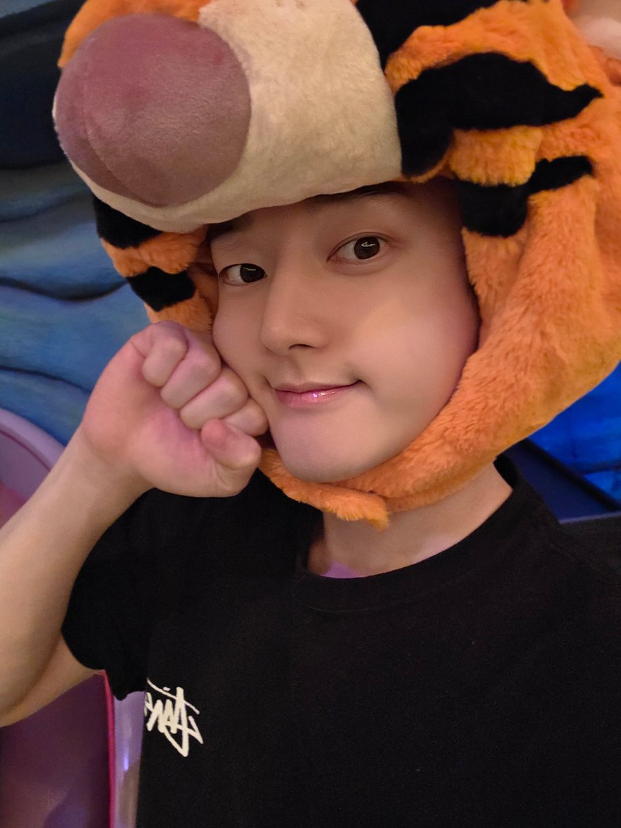 EunjunAimersFan's tweet photo. 🎮 // TWITTER // 28.10.25

[#Eunjun]

Grâce à Disneyland, je suis redevenu un enfant

#AIMERS #에이머스 #은준 #EUNJUN

<><><><>
©️ @AIMERS_AMRS
🇫🇷 ➡️ #🎲 https://t.co/THT19FME7r