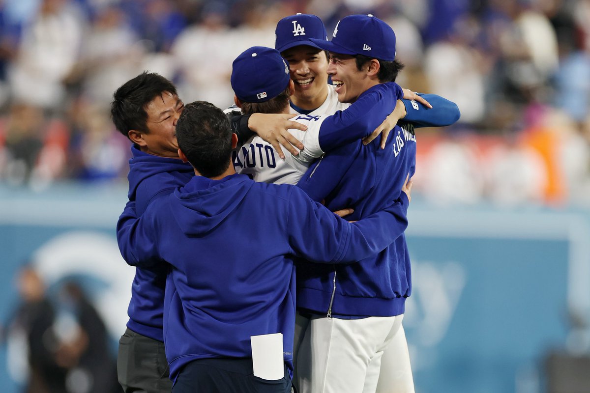 🚨 UNIÓN JAPONESA 🇯🇵 

#Dodgers había ganado en 18 entradas con WALK OFF.

✅️ Entonces SHOHEI OHTANI 🇯🇵 y ROKI SASAKI 🇯🇵 corrieron hacía el bullpen del jardín izquierdo donde estaba YOSHINOBU YAMAMAOTO 🇯🇵 calentando...iban a su encuentro para festejar con él.  

Que imagen 😍
