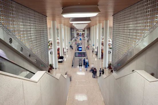 ElevatorWorld's tweet image. The absence of descending #escalators and broken #elevators at the new #Metro Line 3 that connects to the @SCMIA_Official in #Mumbai, #India, is sparking #accessiblity concerns, @TheUrbanAcres reports (image by Robert Polidori for @SOM_Design)buff.ly/jUY6seT