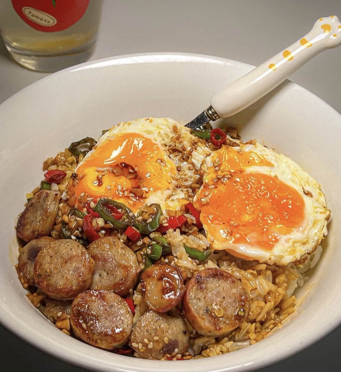 一人食｜我的幸福晚餐·͜·♡ 老式拌饭 🥙
🥢【老式拌饭】
1⃣️料汁：碗里放青椒碎、小米辣、蒜末、淋上热油，再放一勺生抽、半勺蚝油、一勺白糖、适量白芝麻、少许香油搅匀备用。
2⃣️锋味派放进空气炸锅烤肠200度5分钟、翻面再烤5分钟碗里铺上米饭、摆上煎蛋、烤肠、再倒入酱汁拌匀就可以开吃啦