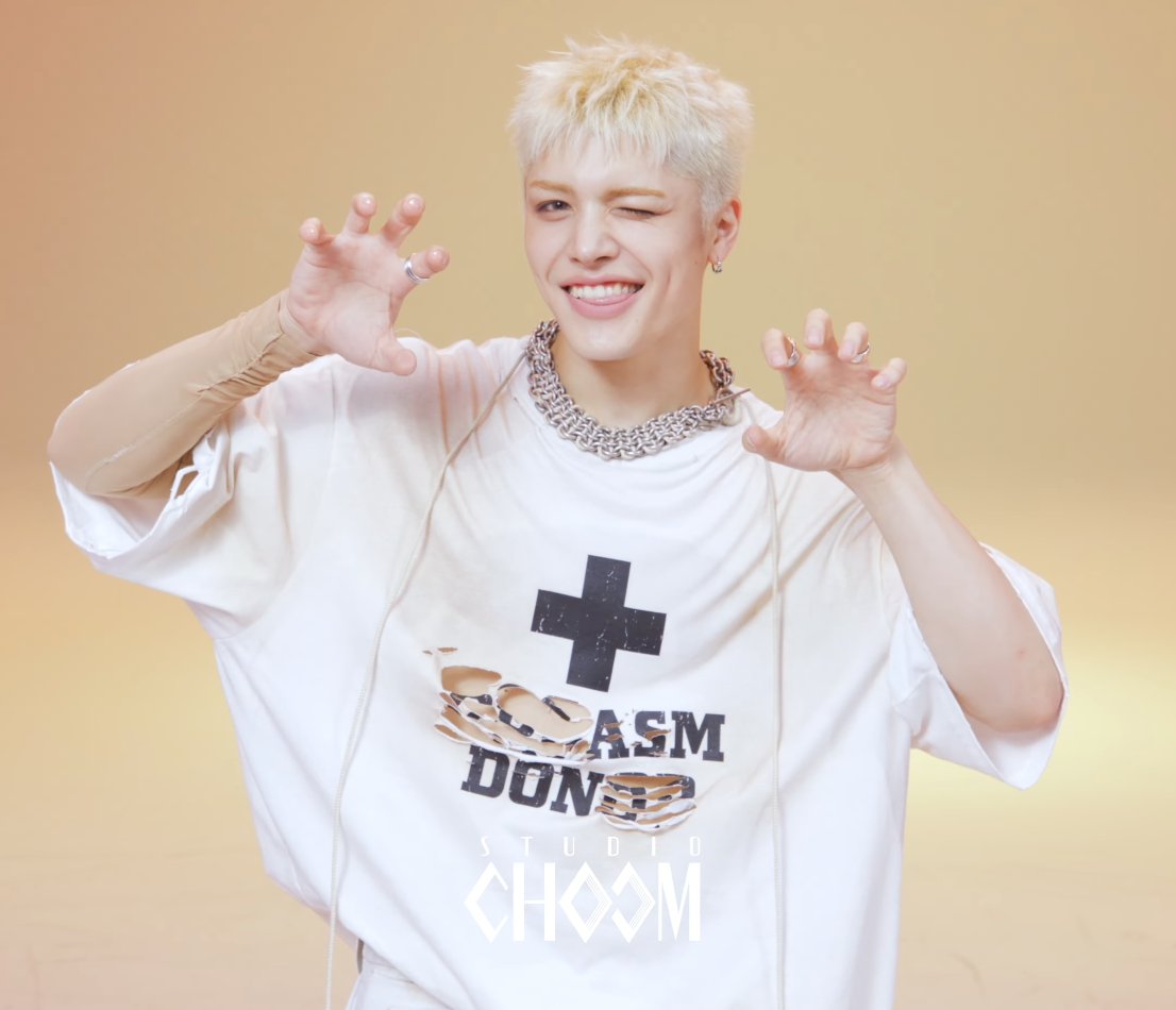 miffyweno's tweet image. maki doing aegyo with this fucking tshirt i said oh im sure