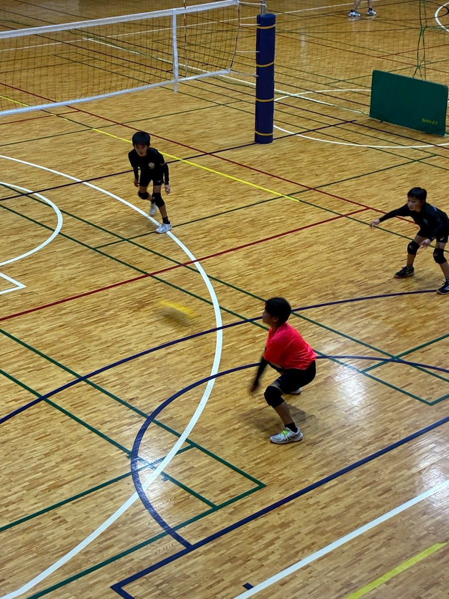 rubicks_iruma's tweet image. 本日は夜練習🏐
体調不良者が出てきてますな😱
コロナインフルや風邪はどうしても日常で接して体内に入ってしまいます。なので入っても発症しない免疫を作ることが大事です👊
まずはたくさん食べてたくさん寝ることですな(-_-)zzz