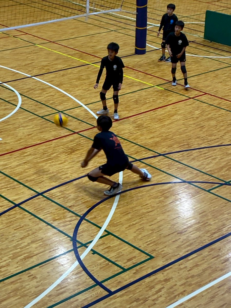 rubicks_iruma's tweet image. 本日は夜練習🏐
体調不良者が出てきてますな😱
コロナインフルや風邪はどうしても日常で接して体内に入ってしまいます。なので入っても発症しない免疫を作ることが大事です👊
まずはたくさん食べてたくさん寝ることですな(-_-)zzz